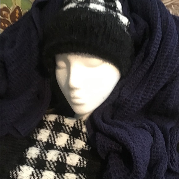 New scarf never worn - Picture 2 of 11